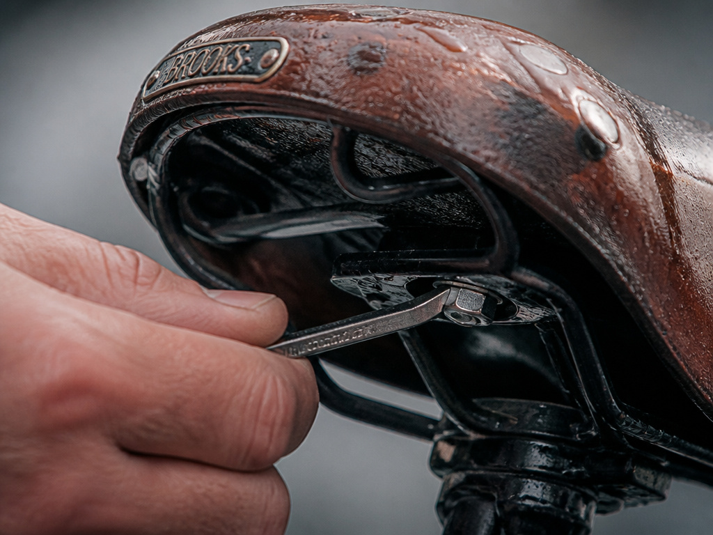 Mistake of tensioning a wet leather bicycle saddle during break-in.